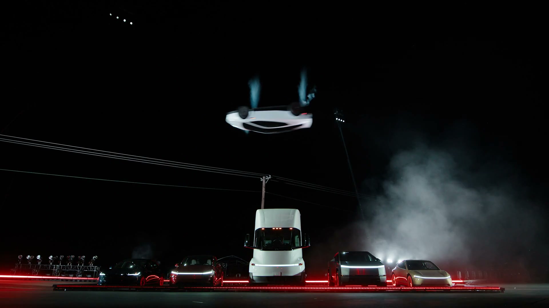 Tesla官方越车演示的正面画面,五辆展示车并排停放